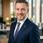 Профессиональный портрет юриста Law VL, уверенный взгляд, консультации для моряков.