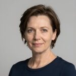 Профессиональный портрет юриста Law VL, уверенный во взгляде, готов помочь морякам.